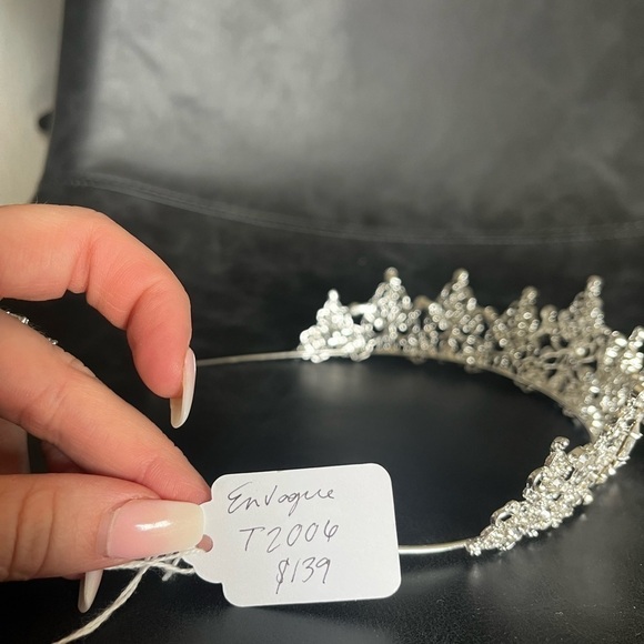 RHINESTONE TIARA T2006
Brand: En Vogue Bridal
Style #: T2006 - Picture 5 of 6